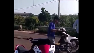 'Thánh ảo tưởng sức mạnh' dùng xe máy để cứu xe tải