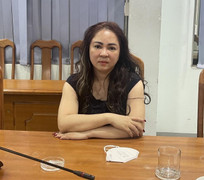 Hình ảnh Nguyễn Phương Hằng tại cơ quan công an