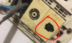 Dọn đến phòng trọ mới, cô gái kiểm tra ổ điện liền phát hiện bí mật kinh hoàng