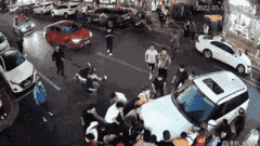 Video: Hơn 30 người nâng ô tô giải cứu bé gái bị cuốn vào gầm
