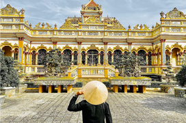 Đi miền Tây không check-in ngôi chùa kiến trúc Đông - Tây độc lạ này là tiếc lắm