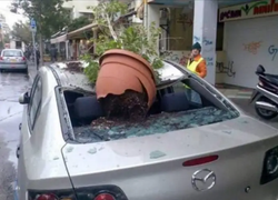 Chủ xe 'khóc cạn nước mắt' khi nhìn xế cưng gặp họa vì đậu nhầm chỗ