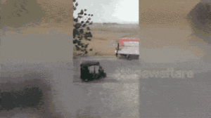 Video: Gió mạnh kéo chiếc xe 3 bánh ngã nhào xuống vực