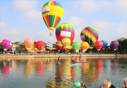 Ảnh: Mãn nhãn 17 quả khinh khí cầu rực rỡ sắc màu trên bầu trời phố cổ Hội An