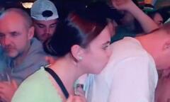 Cô gái lén lút hôn vào lưng một loạt chàng trai trong hộp đêm gây bão MXH