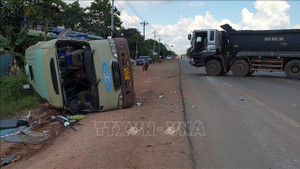 Bình Phước: Xe khách đấu đầu xe tải ben, 15 hành khách bị thương