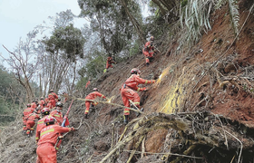 Ảnh: Trung Quốc vẫn hy vọng có người sống sót sau vụ tai nạn máy bay thảm khốc