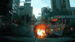 Video: Rò rỉ xăng trên đường, ô tô bốc cháy ngùn ngụt