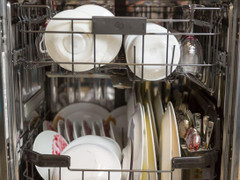 Sai lầm tai hại khi tráng chén đĩa trước khi cho vào máy rửa 