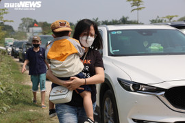 Ảnh: Nghìn người đội nắng xem khinh khí cầu, đường ven sông Hồng tắc cứng