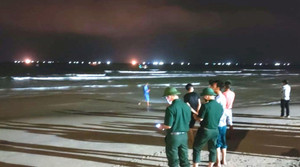 Tắm biển đêm, 5 người bị nước cuốn