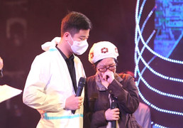 Bệnh nhân từ TP.HCM ra Hà Nội tìm lại bác sĩ từng giúp thoát cửa tử COVID-19