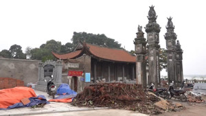 Video: Cận cảnh quá trình trùng tu đình Chèm 2.000 năm tuổi ở Hà Nội