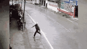 Video: Người đàn ông nhanh chân thoát khỏi cú tông của ô tô điện