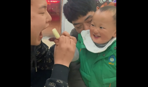 Biểu cảm hài khó đỡ của em bé khi bị ăn mất kẹo