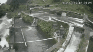 Video: Sập tường ao cá, người phụ nữ bị cuốn trôi hơn 1 km