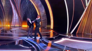 Video: Khoảnh khắc Will Smith tát diễn viên hài Chris Rock trên sân khấu Oscar