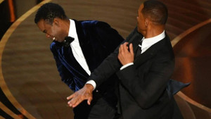 Sau khi tát Chris Rock trên sân khấu Oscar, Will Smith được nhiều sao an ủi
