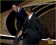 Will Smith nhận giải Oscar 2022 sau khi tát 'thẳng cánh' Chris Rock