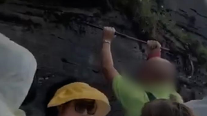 Vẽ bậy lên núi thiêng, du khách Trung Quốc bị phạt gần nửa tỷ đồng