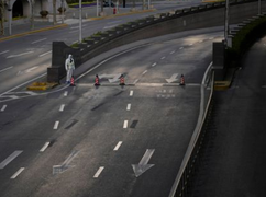 Ảnh: Thượng Hải trong ngày đầu tiên phân đôi thành phố ngăn Omicron lây lan