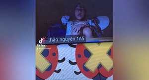 Bé lớp 1 ngủ khò khò khi học online, cô gọi mãi mới dậy