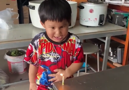 Cậu bé sợ hết hồn với cây nến cứ tắt lại tự cháy