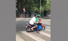 Anh Tây ngã sõng soài khi lần đầu đi xe ôm 