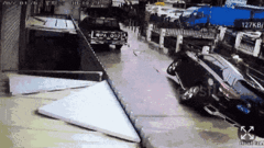 Video: Mặt đường bất ngờ đổ sụp, ô tô rơi xuống kênh
