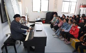 Thầy giáo 93 tuổi tự bỏ tiền túi mua nhạc cụ cho các trường