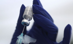 Nhà sản xuất vaccine COVID-19 trả 2 tỷ USD cho cổ đông vì thu nhập vượt dự báo