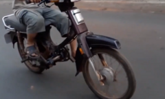 Xe máy 'chạy bằng cơm' thời xăng tăng giá