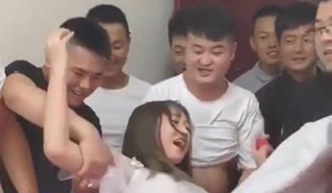 Phù dâu bị 4 phù rể bạo hành trên giường cưới khiến dân mạng phẫn nộ