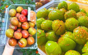 Mận hậu đầu mùa: Vừa chua vừa chát nhưng chị em vẫn mê mệt khi chấm với thứ này