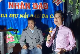 Xúc động cảnh Ngọc Sơn dừng xe hát cùng người khiếm thị trên đường đi diễn