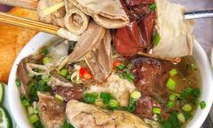 Huyết chưng lòng heo: Món ngon lạ miệng của người Hoa cực hút khách ở Sài Gòn