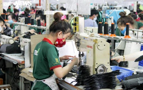 Công nhân TP.HCM chật vật giữa bão giá: Mỏi mòn chờ nâng lương tối thiểu vùng