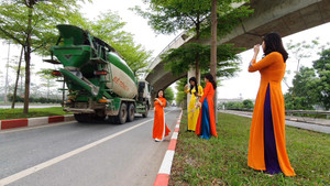 Video: Bất chấp nguy hiểm, nhiều người đứng giữa đường check-in hàng cây bàng