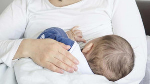 Infographic: Mẹ mắc COVID-19 khi cho con bú nên lưu ý điều này