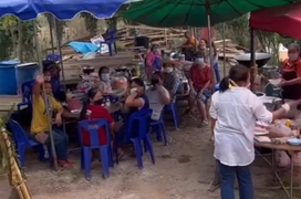 Du khách đi phượt thấy đám cưới tưởng quán ăn liền ghé vào và cái kết bất ngờ