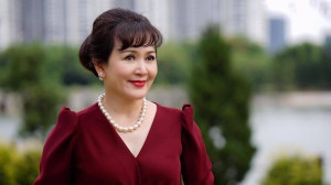 NSND Minh Hòa đẹp bất chấp thời gian, giữ kín hôn nhân với ông xã giảng viên