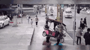 Video: Cảnh sát dùng tay không chặn xe 3 bánh cứu cụ bà