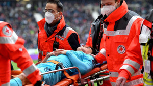 Cầu thủ Bundesliga gãy chân sau pha va chạm