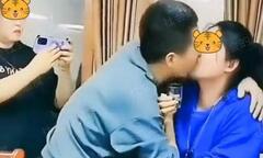 Màn cưỡng hôn bạn học trong buổi họp lớp khiến dân mạng phẫn nộ