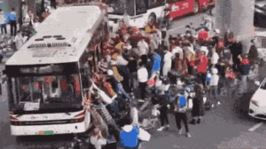 Video: Hàng chục người hợp sức nâng xe buýt giải cứu người mắc kẹt