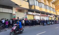 Người hâm mộ xếp hàng mua vé xem trận V-League cuối của Quang Hải