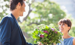 Vỡ đầu vì được tặng hoa