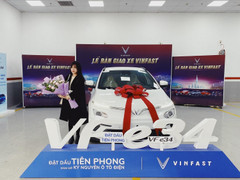Lướt Shopee khi chờ sạc xe VinFast VF e34: 'Trải nghiệm thú vị'