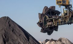Bloomberg: EU xem xét cấm nhập khẩu than và hạn chế phân bón từ Nga