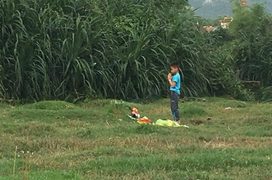 Hình ảnh cậu bé một mình đứng vái lạy tảo mộ trong tiết Thanh minh gây xúc động